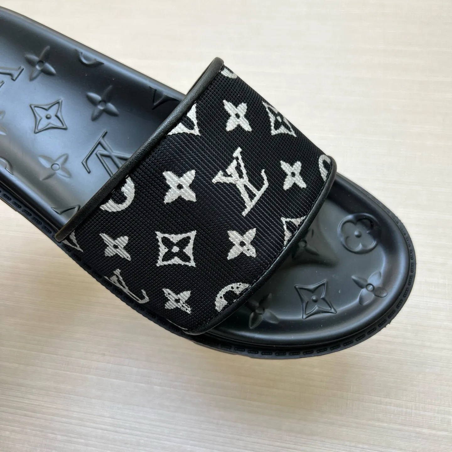 P270🏆Louis Vuitton 🏆[Louis Vuitton] Spring/Summer 2025 [Men's Flip Flops] 🎯🎯As an active family in the fashion industry ⭐ Lv is characterized by bold innovation ⚡Create this casual business style for Chinese fashionable men ✨The fabric is made of imported high-grade cowhide 🔥 Clean and neat ⚡Fashionable and elegant🌹Breathable, sweat-absorbent and deodorant👈So luxurious, high-end and domineering. 👍Must be sold if you repost the picture. Number of yards: 38--46. Color: 🎉 For large quantities. Welcome to repost.